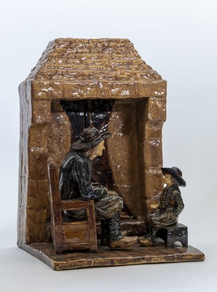 Eine Figur aus glasierter Terrakotta, die eine Nac