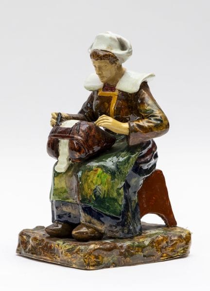 CREIL &amp; MONTEREAU ? Die Klöpplerin. Figur aus 