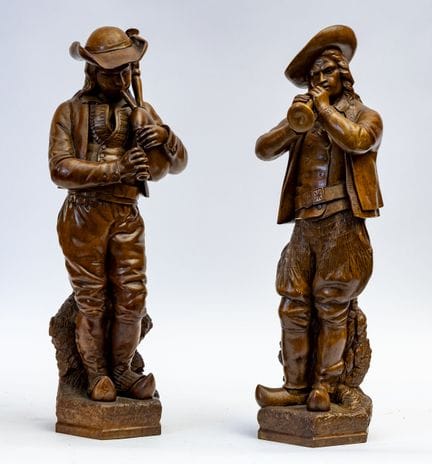 Ein Paar geschnitzte Figuren aus Nussbaumholz, die