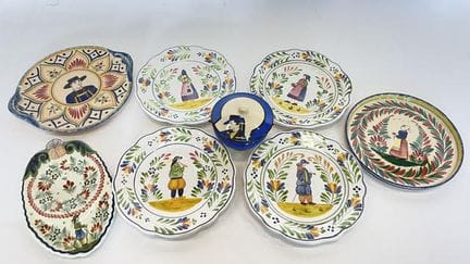 一套四只边缘呈锯齿状的多色陶盘，饰有布列塔尼人物图案。20世纪作品。随附两个托盘、两个小碗和一个带盖