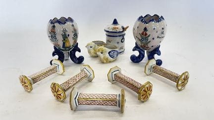 坎佩尔。一只彩釉陶调味罐和两个饰有彩绘图案的小三足花瓶。（有裂纹）高：11.5 厘米。随附五个刀架。