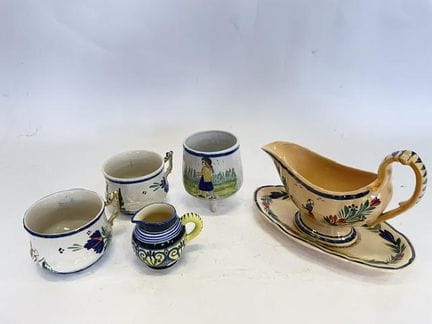 奎姆佩尔的HB瓷器。一套不配套的陶器，包括：一对杯子、一个奶罐、一个浇汁罐、一个三足小花盆。高度：8