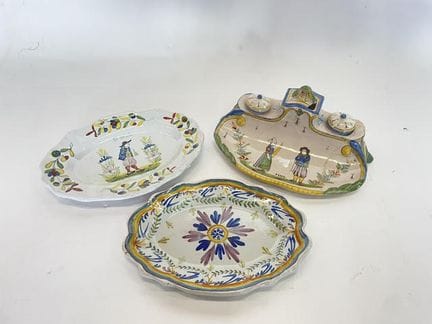 一件彩釉陶墨盒，饰有布列塔尼夫妇图案。20世纪作品。宽：27厘米。（有破损及修复痕迹）。随附一个小墨