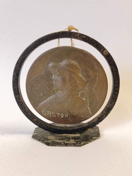 Taller de E. HAVARD. Un medallón de bronce patinad