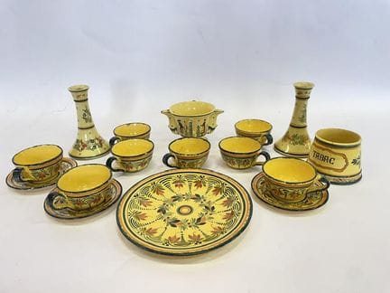 HENRIOT aus QUIMPER. Ein Set aus gelber und mehrfa