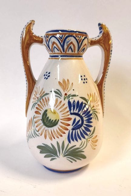 HENRIOT a QUIMPER. Vaso con alette in maiolica pol