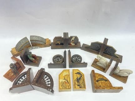 Eine Sammlung von sieben Paar Buchstützen aus gesc