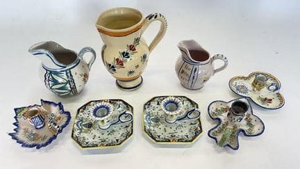 亨里奥（HENRIOT），产自坎佩尔。一件多色釉陶水壶及3个手持烛台。另附两件水壶和一对圣米歇尔山产