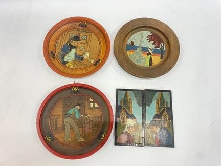 YANN（第XX代）。一对圆形盘，饰有描绘布列塔尼工人的多色雕刻图案。背面有签名。直径：25厘米。另