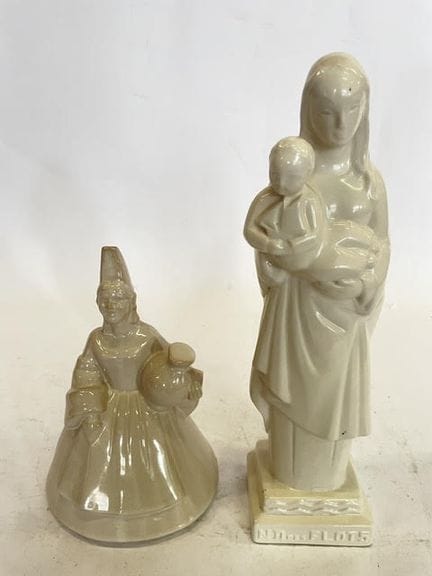 两件奶油色陶器，分别描绘了“海浪圣母”和“手持水罐的布列塔尼女子”，由亨里奥在坎佩尔创作。20世纪作