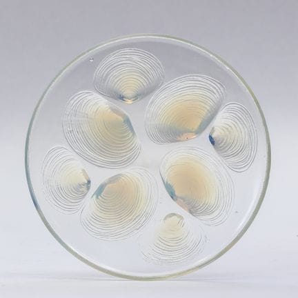 SABINO, ein Teller aus schillerndem Glas mit einem