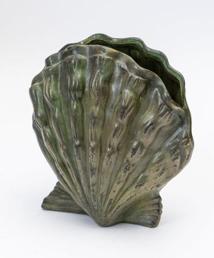 Eine Muschelvase aus Gips mit bronzegrüner Patina.