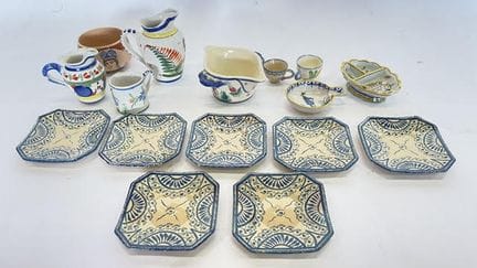 HENRIOT aus Quimper. Ein Set aus sieben kleinen Sc