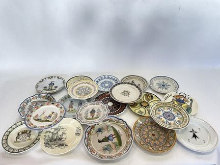 Eine Sammlung von zwanzig nicht zusammenpassenden 