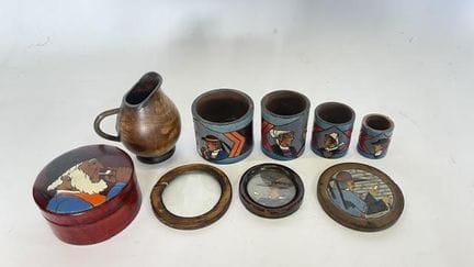 保罗·福伊延（Paul FOUILLEN，1893-1958）。一对彩绘木雕圆牌，描绘吸烟者形象。直