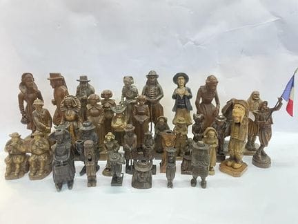 一套36个20世纪时期的布列塔尼木雕人物，高度为9.5至44.5厘米