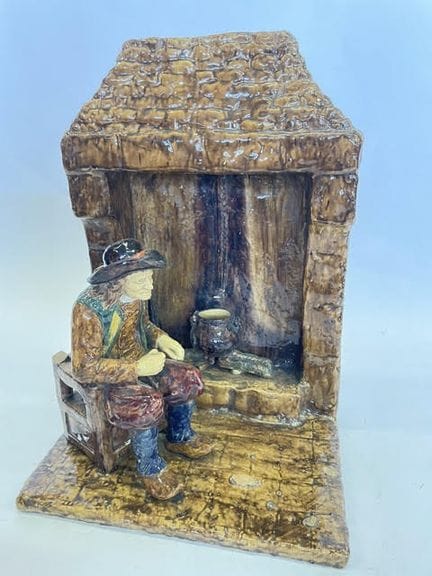 Eine Figur aus glasierter Terrakotta, die eine Nac