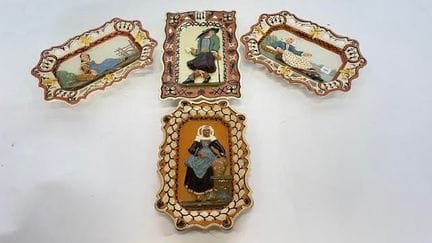 PORQUIER-BEAU，产自坎佩尔。四只彩釉陶盘，描绘了布列塔尼人物。印有三叶草标志。尺寸：29
