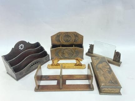 Ein Set aus sechs geschnitzten Schreibtischgegenst