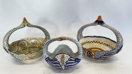 亨里奥特（HENRIOT），产自坎佩尔（QUIMPER）。一套三只陶制篮子，把手饰有天鹅颈图案。20