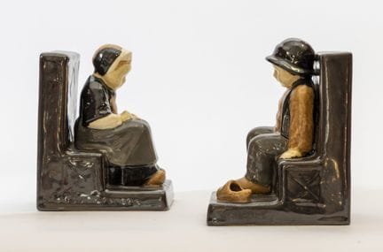 贝尔特·萨维尼（1882-1958）。一对描绘布列塔尼儿童形象的陶质书挡。带有签名。高：17 厘米。