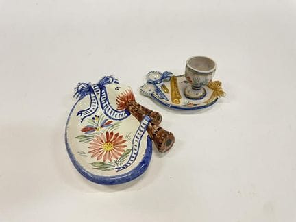 亨里奥（HENRIOT）产于坎佩尔（QUIMPER）。一款呈比尼乌（biniou）形状的陶制鸡蛋杯。