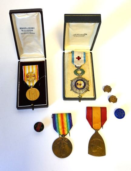 TO BE CHECKED. A silver (?) military insignia from