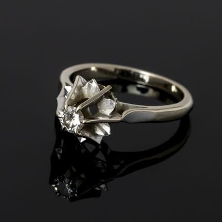 A 750‰ white gold solitaire ring set with a diamon