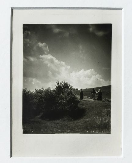 苏德克，约瑟夫（1896-1976）。
《贝斯基迪平原上的农民》。
精美银盐冲印照片，摄于1924年