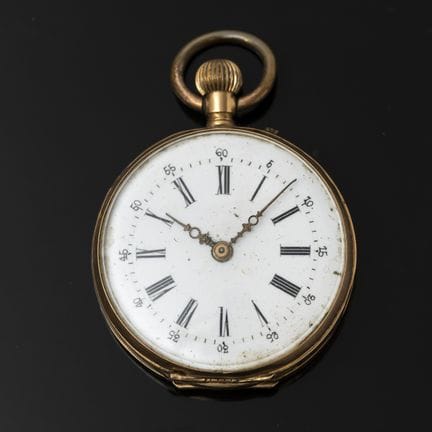 A 750‰ rose gold pocket watch. The back is engrave