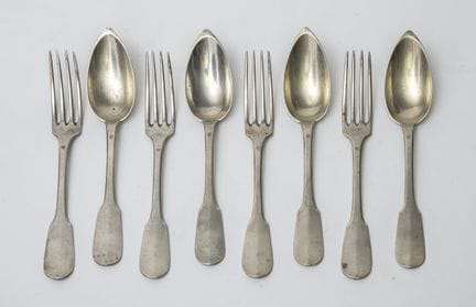 四件950‰纯银大号餐具，Uniplat款式，勺柄上刻有数字。银匠大师：Thomas &amp; H