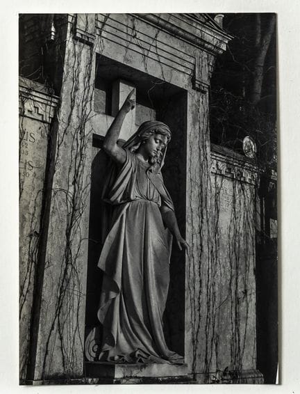 约瑟夫·苏德克（Josef SUDEK，1896-1976）。
《墓》。
精美的同期银盐接触印相。背