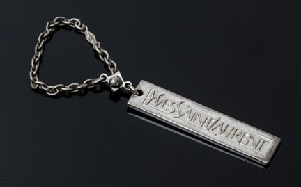 YVES SAINT LAURENT，巴黎。800‰银钥匙扣。法国制造。有签名。Poinçon de