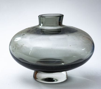 一个略带烟熏色的玻璃陀螺形花瓶。可能是20世纪70年代的斯堪的纳维亚作品。无签名。高：16厘米。直径