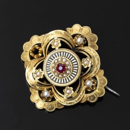 A 750‰ yellow gold brooch with openwork and enamel