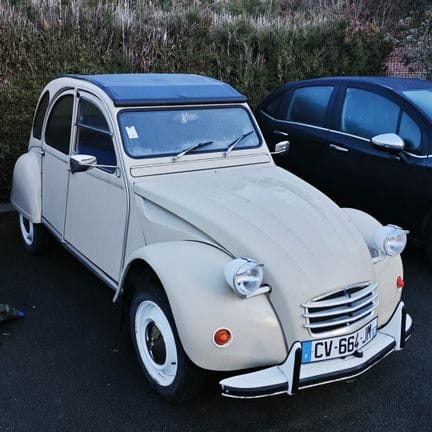 A Citroën 2CV, registration no.: CV-664-JM. First 