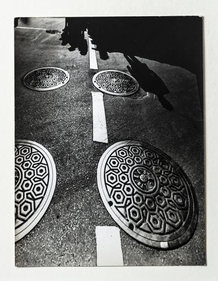 扬·卢卡斯（1915-2006）。
《下水道井盖，纽约市》。
同期银盐相纸冲印。背面有艺术家印章，附
