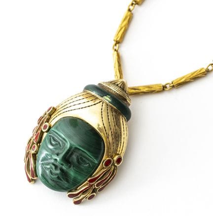 A 750% gold pendant with enamel (small enamel inla