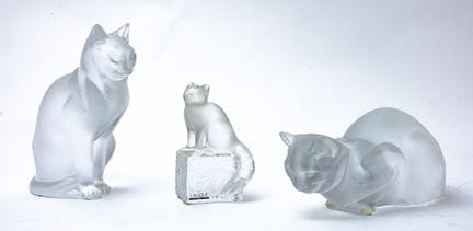 LALIQUE France，一只坐着的猫（底座下方有裂痕）、一只站在叶形底座上的猫（耳朵上有裂痕）