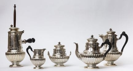 一套950‰纯银茶具及咖啡具，把手为带凹槽纹饰和棕榈叶纹的熏黑木质，包含巧克力壶、咖啡壶、茶壶、奶壶