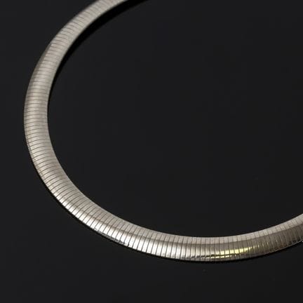A 925‰ silver necklace with a flexible snake chain