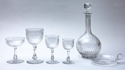 BACCARAT。一套“斜边鳞纹”款玻璃杯套装，包含：- 3只水杯（高16厘米）。
- 12只葡萄酒