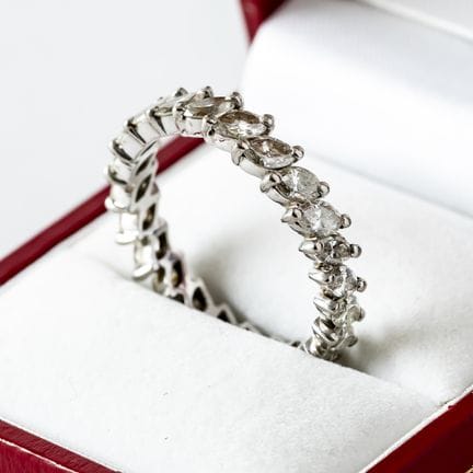 A 750‰ white gold American wedding band set with 2
