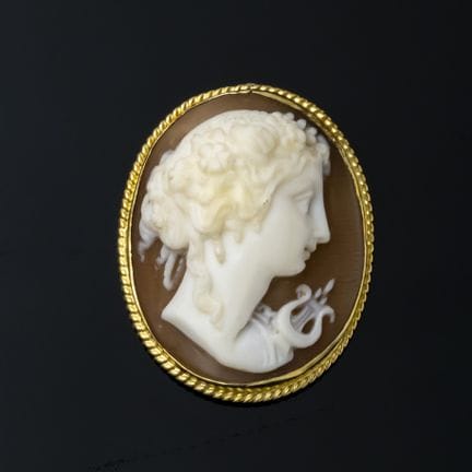 A 750‰ yellow gold earring or brooch component wit