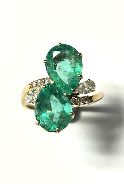 A 750% yellow gold ring set with two pear-shaped e