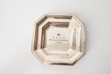 一个小巧的方形斜边银盘，银纯度为835‰，刻有“奥斯坦德皇家高尔夫俱乐部——1955年蓟花奖”字样。