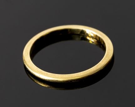 A 750‰ yellow gold wedding band. Size 48. Weight: 