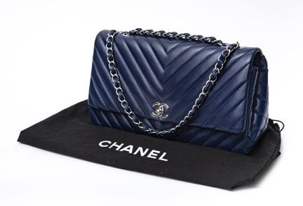 香奈儿（CHANEL）。一款蓝色绗缝皮革手袋，配链条。编号：17562348。 约2012-2013