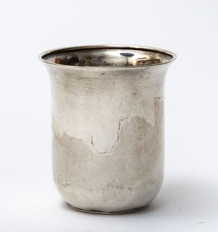一只郁金香形银制（纯度855‰）酒杯，重53.76克，高7厘米，杯底有几处磕碰
