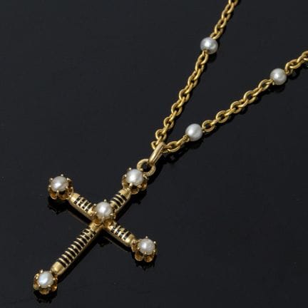 A 750‰ yellow gold necklace with pearls and a reli